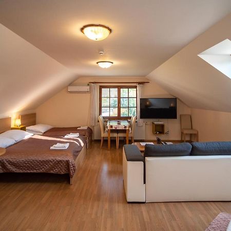 Apartman A Ubytovani U Machu Микулов Экстерьер фото