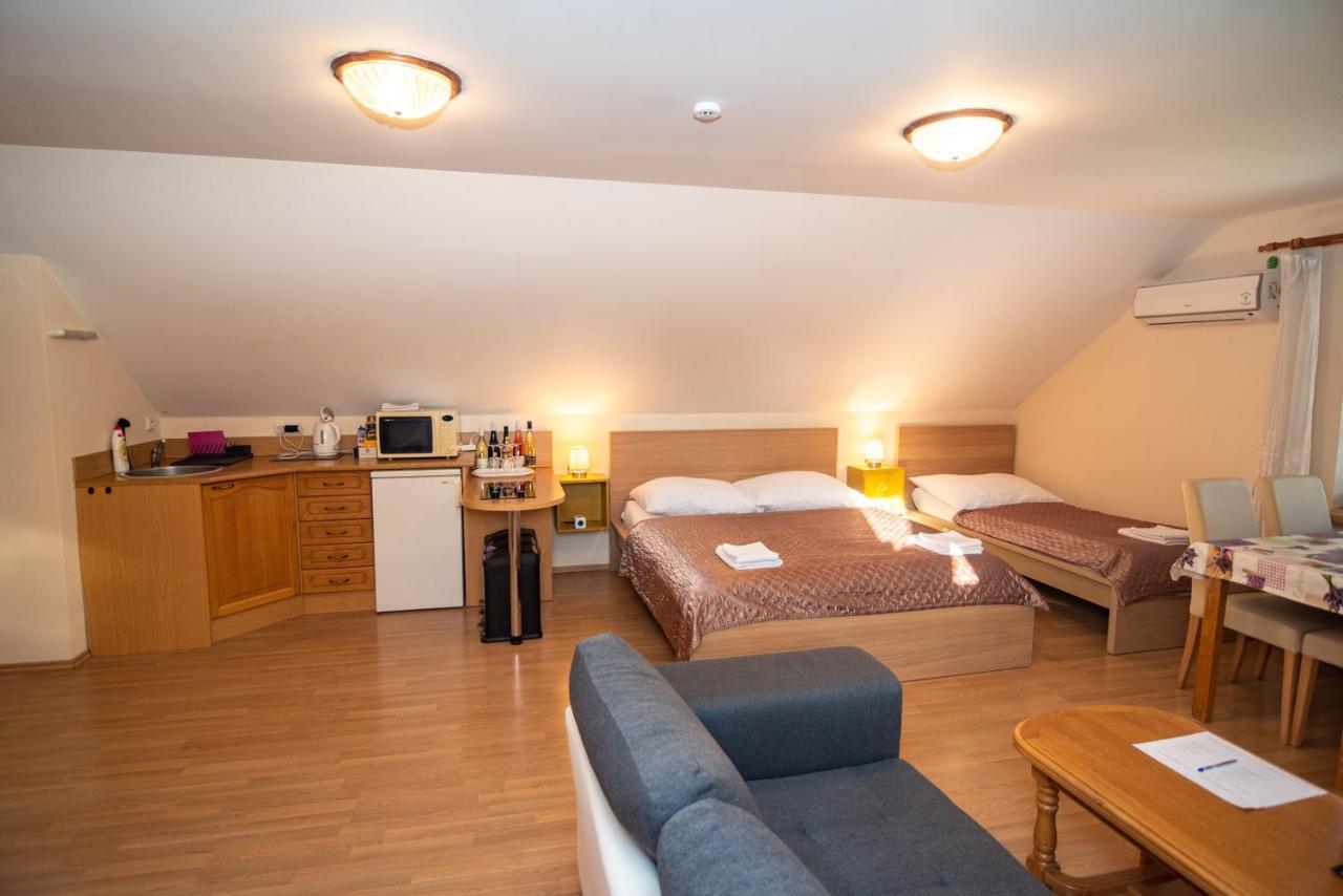 Apartman A Ubytovani U Machu Микулов Экстерьер фото