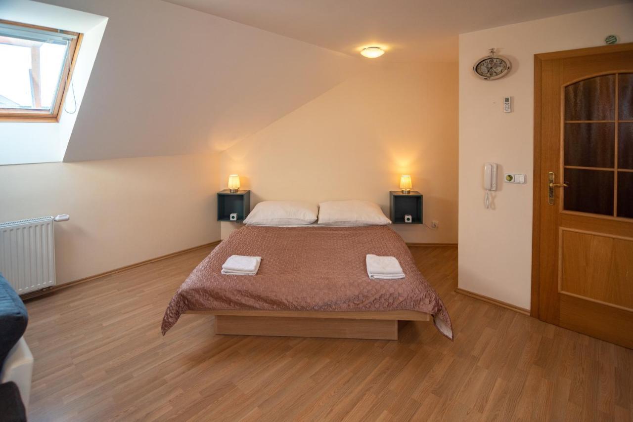 Apartman A Ubytovani U Machu Микулов Экстерьер фото