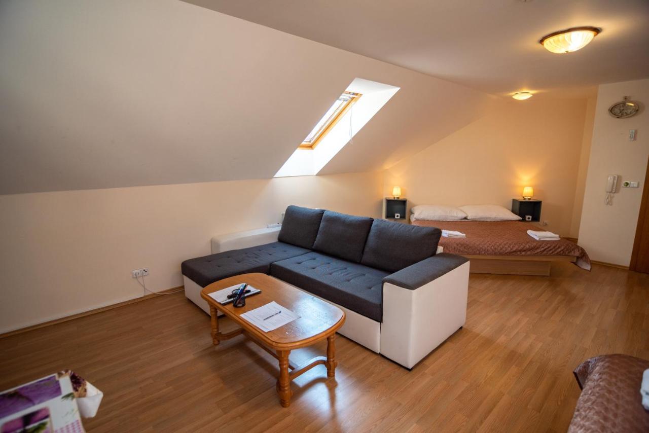 Apartman A Ubytovani U Machu Микулов Экстерьер фото